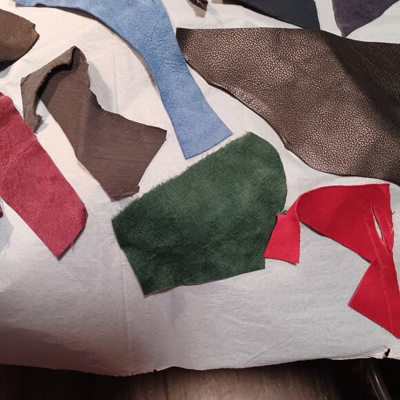 Box of Leather Scraps - Picture 5 of 10